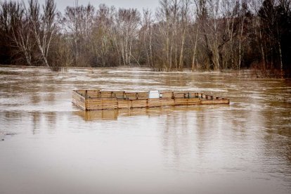 Las zonas aledañas al cauce permanecen bajo el agua