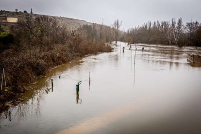 Las zonas aledañas al cauce permanecen bajo el agua