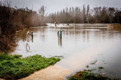 Las zonas aledañas al cauce permanecen bajo el agua