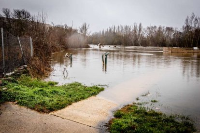 Las zonas aledañas al cauce permanecen bajo el agua