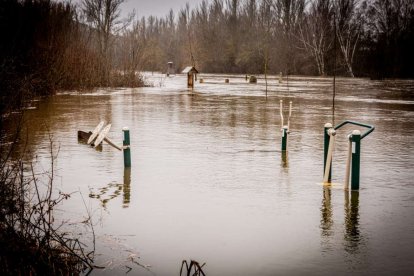 Las zonas aledañas al cauce permanecen bajo el agua