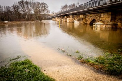 Las zonas aledañas al cauce permanecen bajo el agua