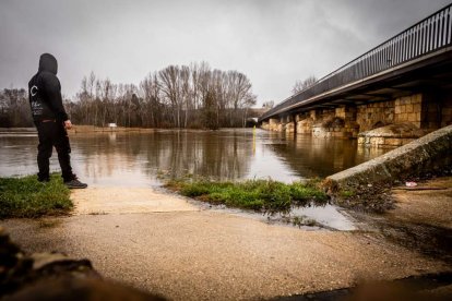 Las zonas aledañas al cauce permanecen bajo el agua
