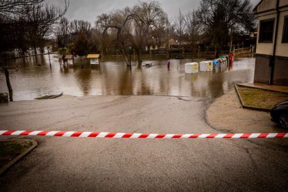 Las zonas aledañas al cauce permanecen bajo el agua