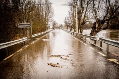 Las zonas aledañas al cauce permanecen bajo el agua