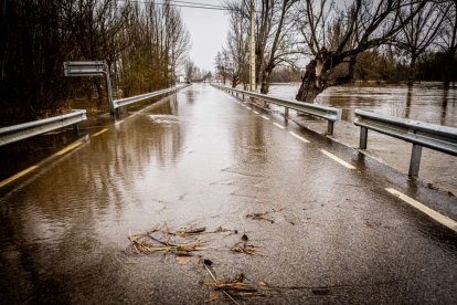 Las zonas aledañas al cauce permanecen bajo el agua