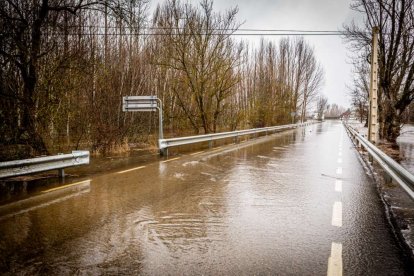 Las zonas aledañas al cauce permanecen bajo el agua