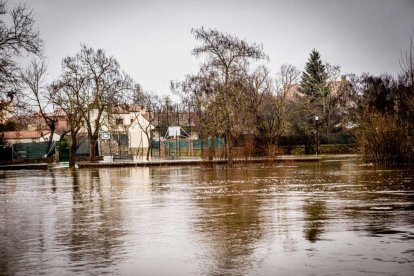 Las zonas aledañas al cauce permanecen bajo el agua
