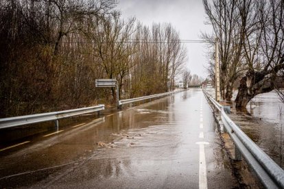 Las zonas aledañas al cauce permanecen bajo el agua