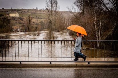Las zonas aledañas al cauce permanecen bajo el agua