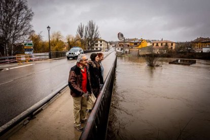 Las zonas aledañas al cauce permanecen bajo el agua