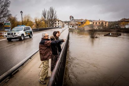 Las zonas aledañas al cauce permanecen bajo el agua