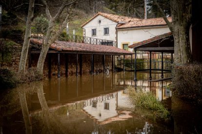Las márgenes permanecen cortadas
