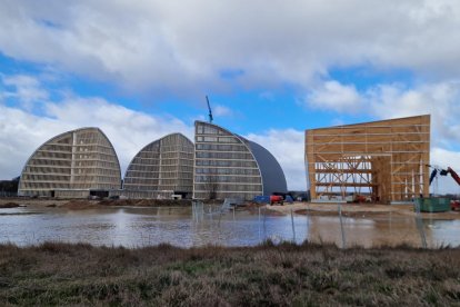 Las Cúpulas del PEMA rodeadas de agua.