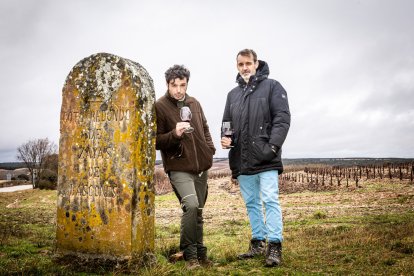 Julián y Rafael junto al hito del Coto Redondo de Zayas de Báscones.