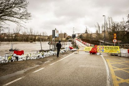 El agua baja desbocada a su paso por la villa adnamantina