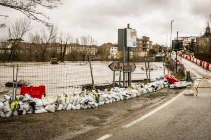 El agua baja desbocada a su paso por la villa adnamantina