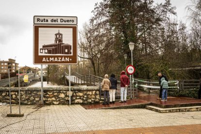 El agua baja desbocada a su paso por la villa adnamantina