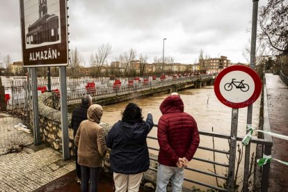 El agua baja desbocada a su paso por la villa adnamantina