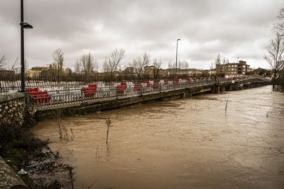 El agua baja desbocada a su paso por la villa adnamantina
