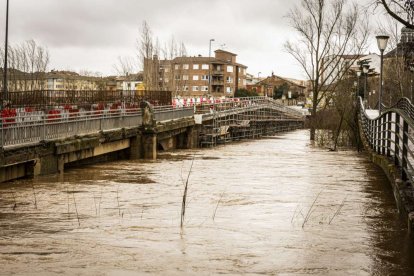 El agua baja desbocada a su paso por la villa adnamantina