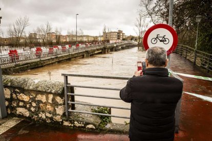 El agua baja desbocada a su paso por la villa adnamantina