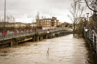 El agua baja desbocada a su paso por la villa adnamantina