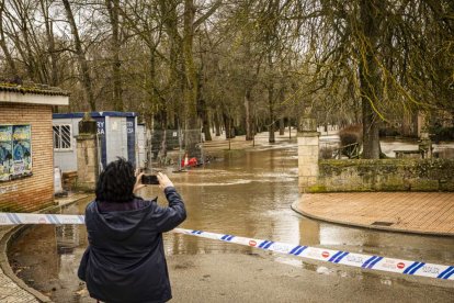 El agua baja desbocada a su paso por la villa adnamantina