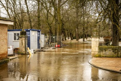 El agua baja desbocada a su paso por la villa adnamantina