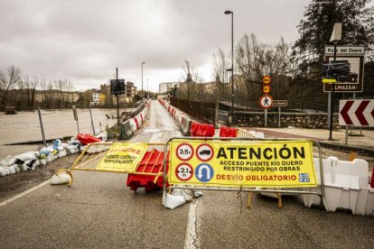 El agua baja desbocada a su paso por la villa adnamantina