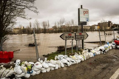 El agua baja desbocada a su paso por la villa adnamantina