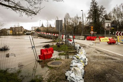 El agua baja desbocada a su paso por la villa adnamantina