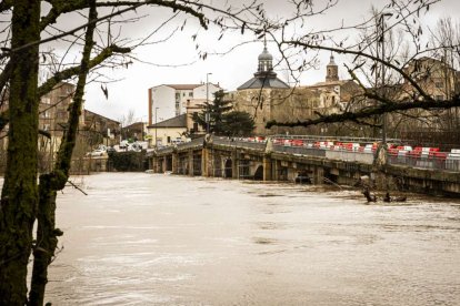 El agua baja desbocada a su paso por la villa adnamantina