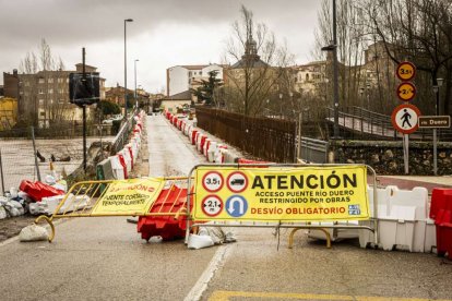 El agua baja desbocada a su paso por la villa adnamantina