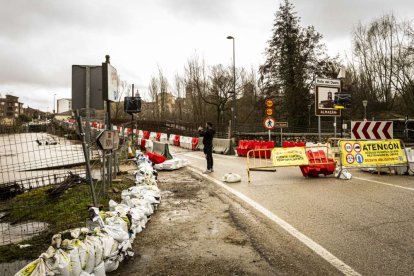 El agua baja desbocada a su paso por la villa adnamantina