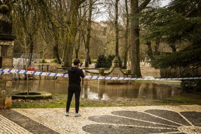 El agua baja desbocada a su paso por la villa adnamantina