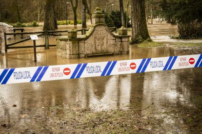 El agua baja desbocada a su paso por la villa adnamantina