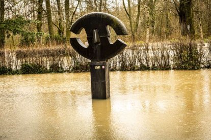El agua baja desbocada a su paso por la villa adnamantina