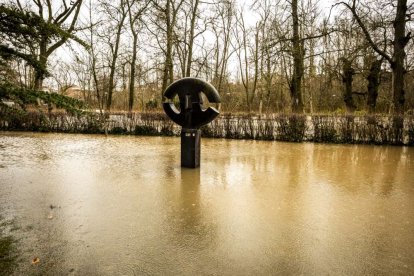 El agua baja desbocada a su paso por la villa adnamantina