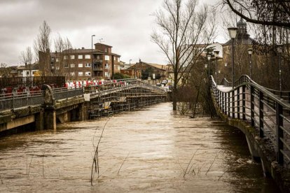 El agua baja desbocada a su paso por la villa adnamantina