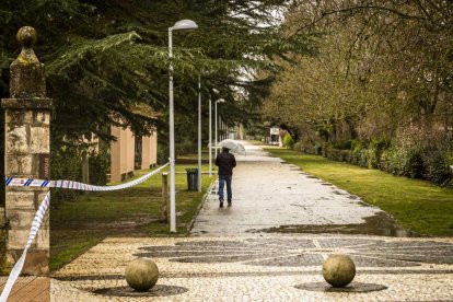El agua baja desbocada a su paso por la villa adnamantina
