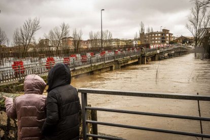 El agua baja desbocada a su paso por la villa adnamantina