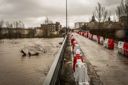 El agua baja desbocada a su paso por la villa adnamantina