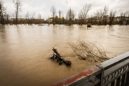 El agua baja desbocada a su paso por la villa adnamantina