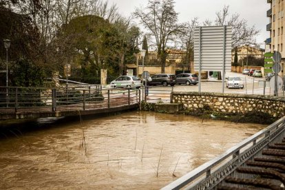 El agua baja desbocada a su paso por la villa adnamantina