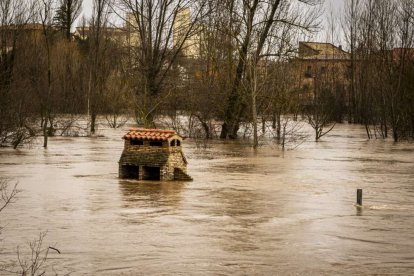 El agua baja desbocada a su paso por la villa adnamantina