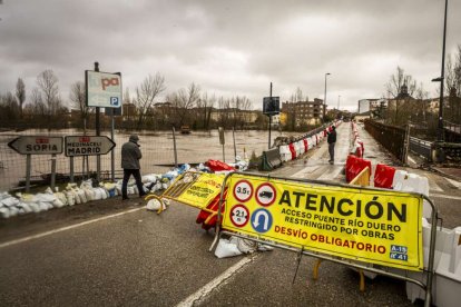El agua baja desbocada a su paso por la villa adnamantina