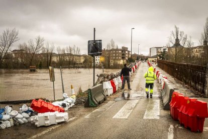 El agua baja desbocada a su paso por la villa adnamantina