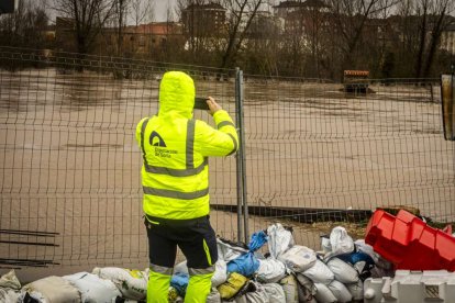 El agua baja desbocada a su paso por la villa adnamantina