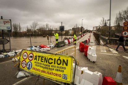 El agua baja desbocada a su paso por la villa adnamantina